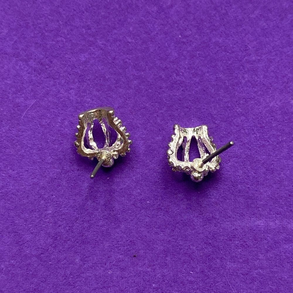 💛 Classic Silver Tone Crown Earrings - Picture 3 of 4